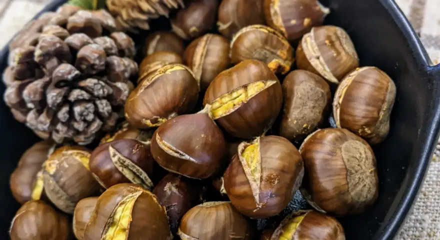 Castagne arrostite in padella, pronte per essere gustate. Scopri come cuocere le castagne congelate per un risultato perfetto.