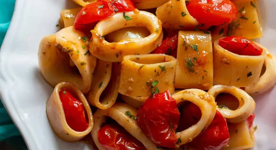 Piatto di calamarata con pomodorini e prezzemolo. Un modo gustoso per preparare la calamarata, un primo piatto di mare.