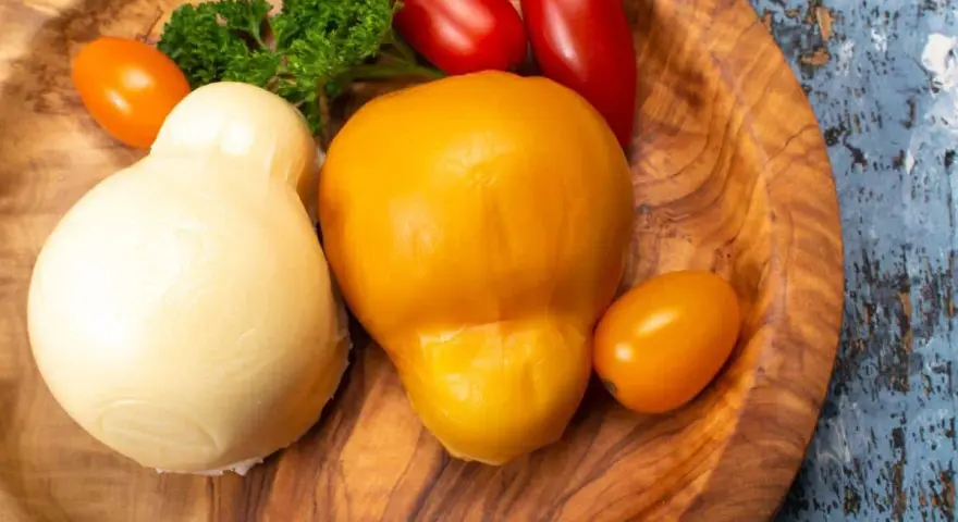 Provola bianca e scamorza gialla, con pomodorini e prezzemolo, per mostrare la differenza tra provola e scamorza.