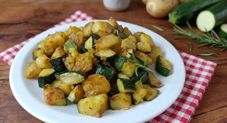 Zucchine patate e mozzarella in padella, un contorno saporito e facile da preparare.