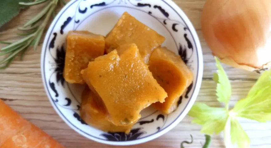 Dadi vegetali fatti in casa, pronti per insaporire i tuoi piatti. Scopri come fare il dado vegetale in casa con ingredienti freschi.