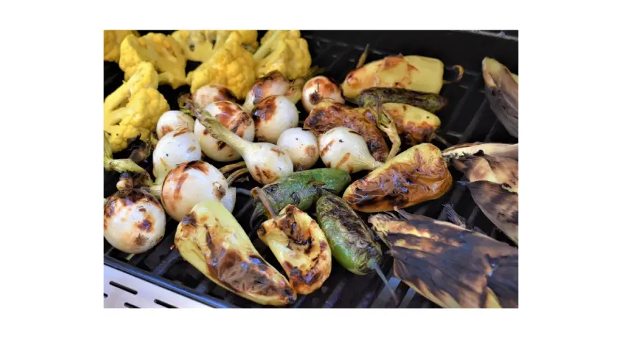 Verdure grigliate: cipolle, peperoni, cavolfiore e pannocchie. Perfette per scoprire come condire le verdure grigliate con erbe aromatiche e olio.