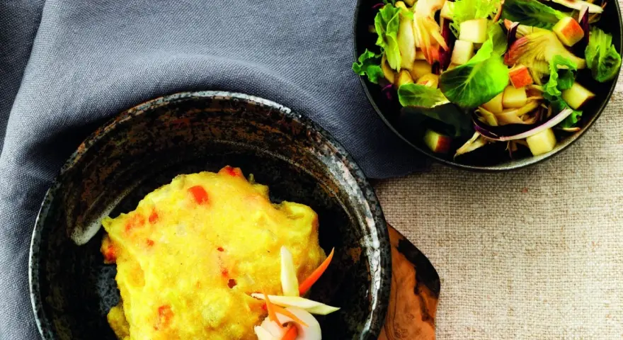 Frittelle dorate con verdure, perfette verdure da abbinare alla polenta, accanto a un'insalata fresca.