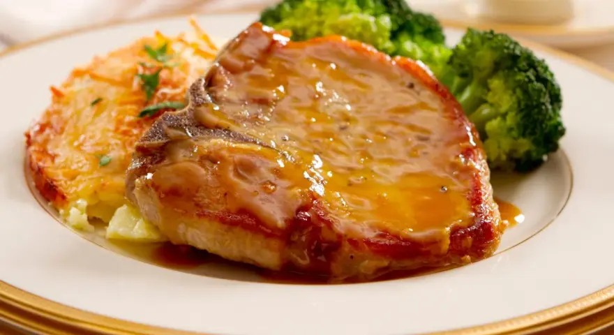 Succulento braciola di maiale con salsa, patate gratinate e broccoli. Secondi di carne per fare bella figura, un piatto che conquista.