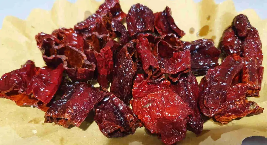 Peperoni cruschi croccanti, perfetti per tante ricette. Un'esplosione di sapore e tradizione lucana.