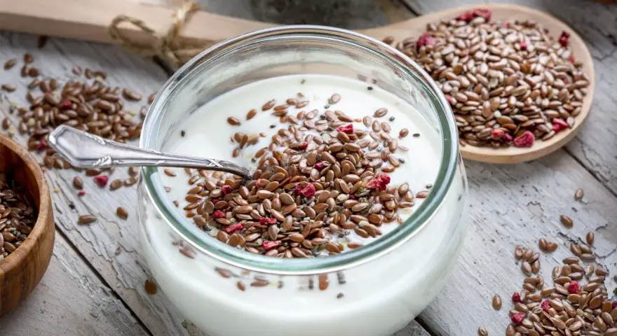Yogurt con semi di lino e frutta disidratata, un'idea per ricette semi di lino salutari e gustose.