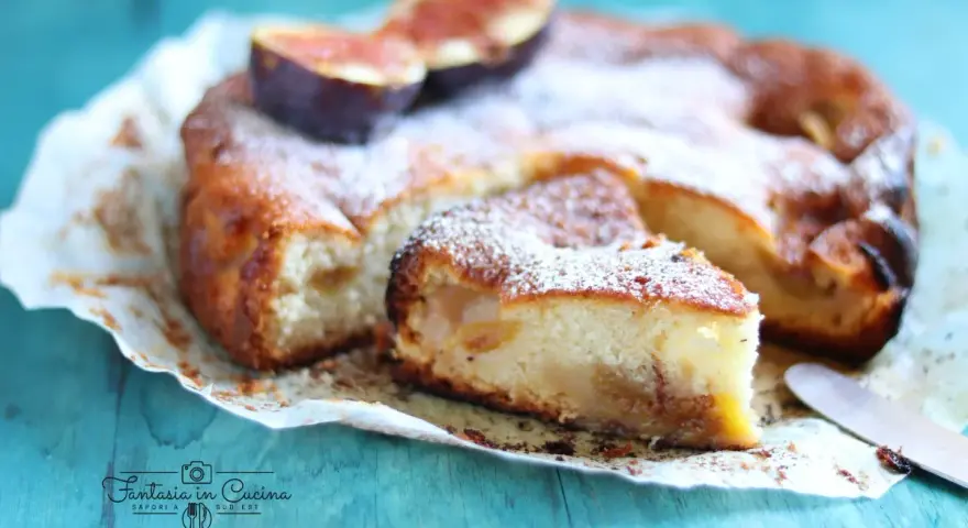 Deliziosa torta con fichi freschi e yogurt, spolverata di zucchero a velo, su carta da forno.