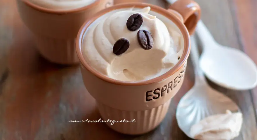 Crema di caffè soffice e golosa, perfetta per ogni momento. Scopri come fare la crema di caffè in modo semplice e veloce.