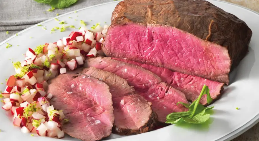 Il roast beef, che carne è? Un succulento arrosto di manzo affettato, servito con un contorno di ravanelli e scorza di lime.