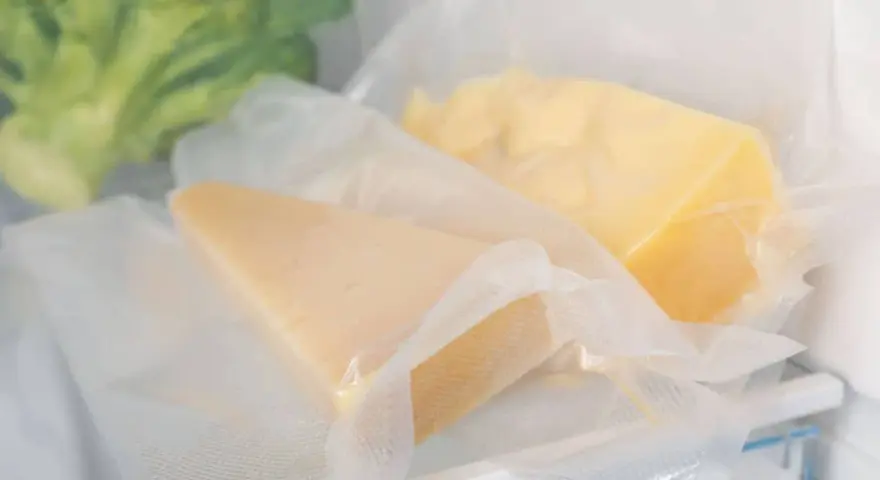 Due pezzi di formaggio sottovuoto, un modo pratico per capire come conservare il formaggio in frigo.