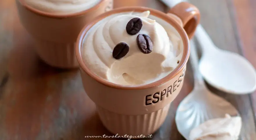Deliziosa crema al caffè in tazzine, guarnita con chicchi di caffè. Perfetta per una pausa golosa.