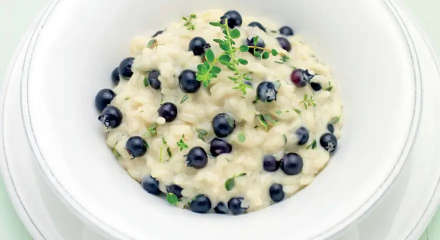 Risotto cremoso con mirtilli e timo, un'idea originale per le tue mirtilli ricette salate.