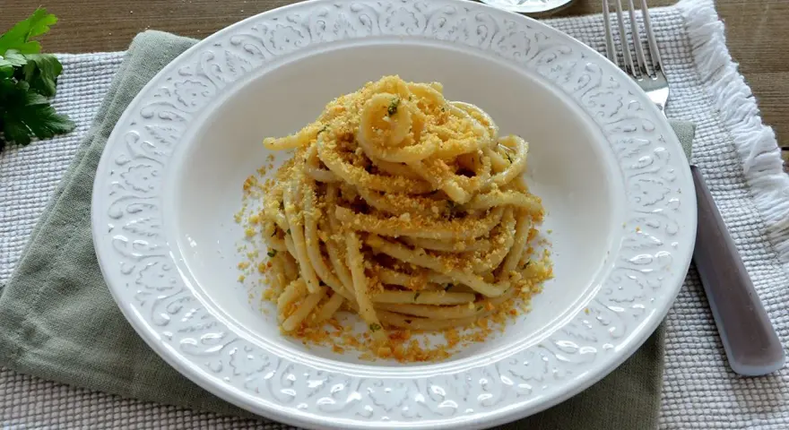 Pasta con pangrattato e acciughe alla siciliana, un piatto semplice ma ricco di sapore, pronto per essere gustato.