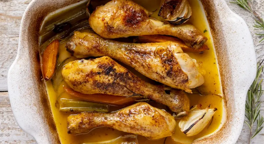 Cosce di pollo arrosto succulente in teglia con verdure, un'idea perfetta per le tue ricette.