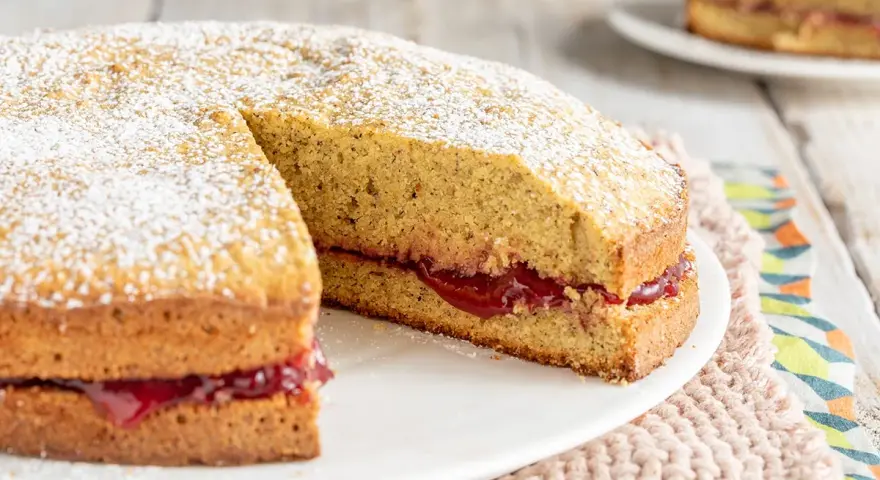 Torta soffice con marmellata, perfetta per chi cerca ricette facili con farina di grano saraceno. Spolverata di zucchero a velo.
