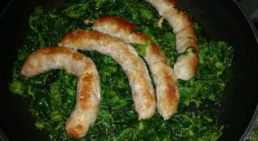 Salsiccia e friarielli cotti in padella, un classico saporito.