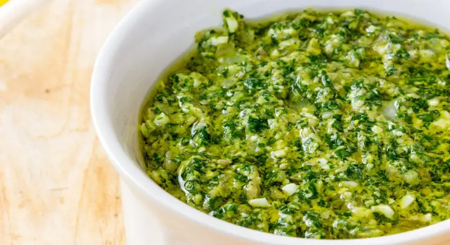 Salsa verde ricetta della nonna, un condimento fresco e profumato, pronto per insaporire i tuoi piatti.