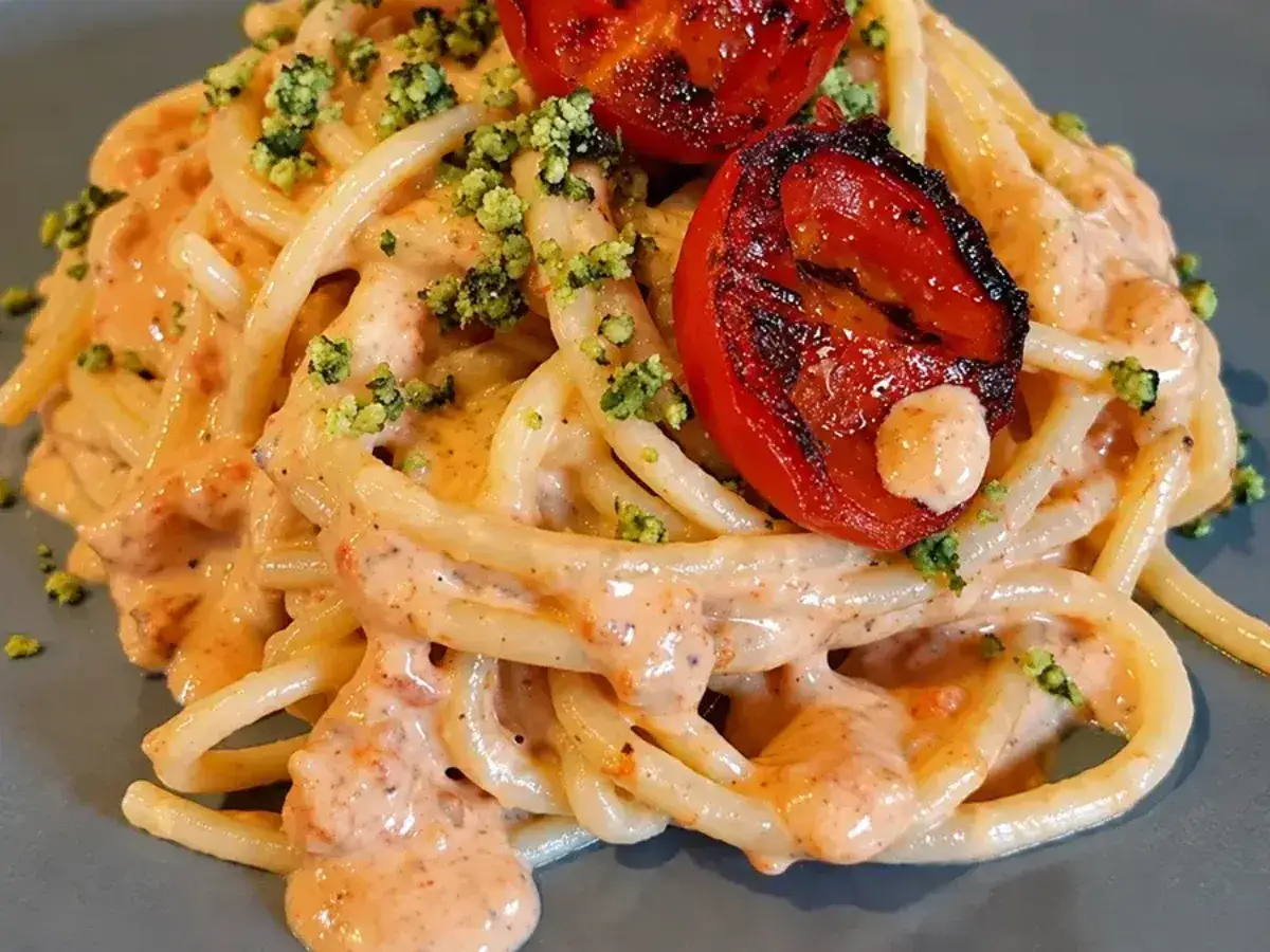Spaghetti cremosi con pomodorini arrostiti e broccoli sbriciolati. Una ricetta pasta veloce con pochi ingredienti, perfetta per una cena gustosa.