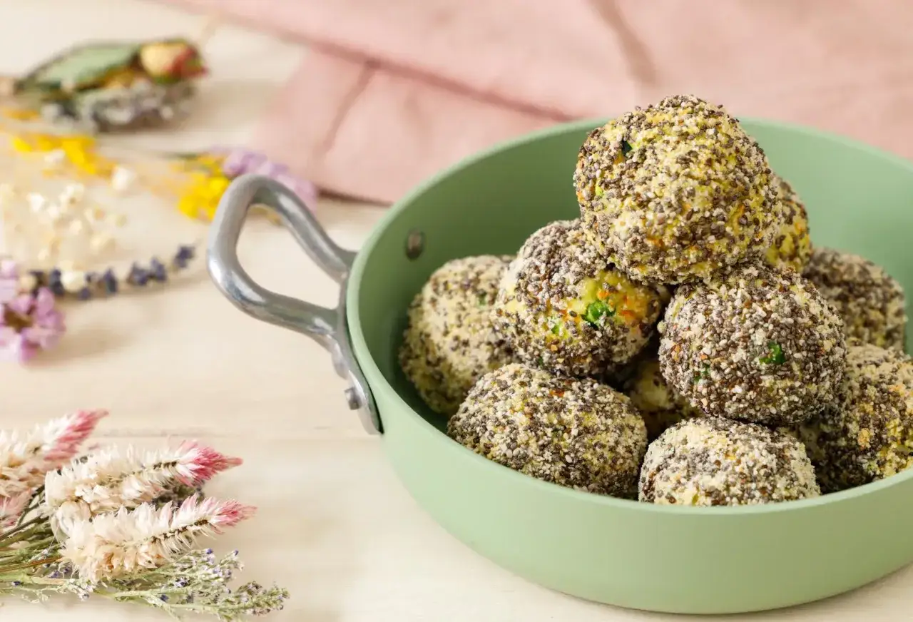 Sfere croccanti con semi di chia, perfette per le tue ricette salate. Un'idea sfiziosa e salutare.