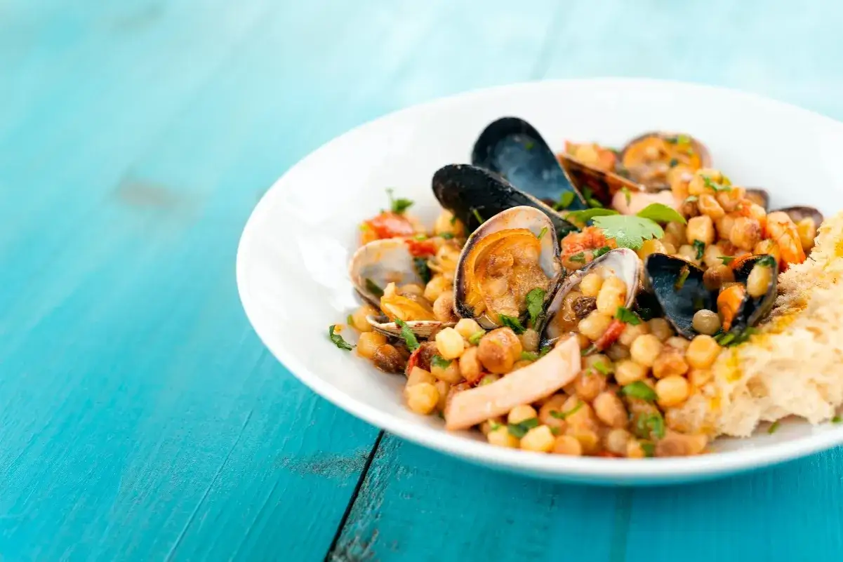 Piatto di fregola sarda con frutti di mare, un'idea per le tue ricette.