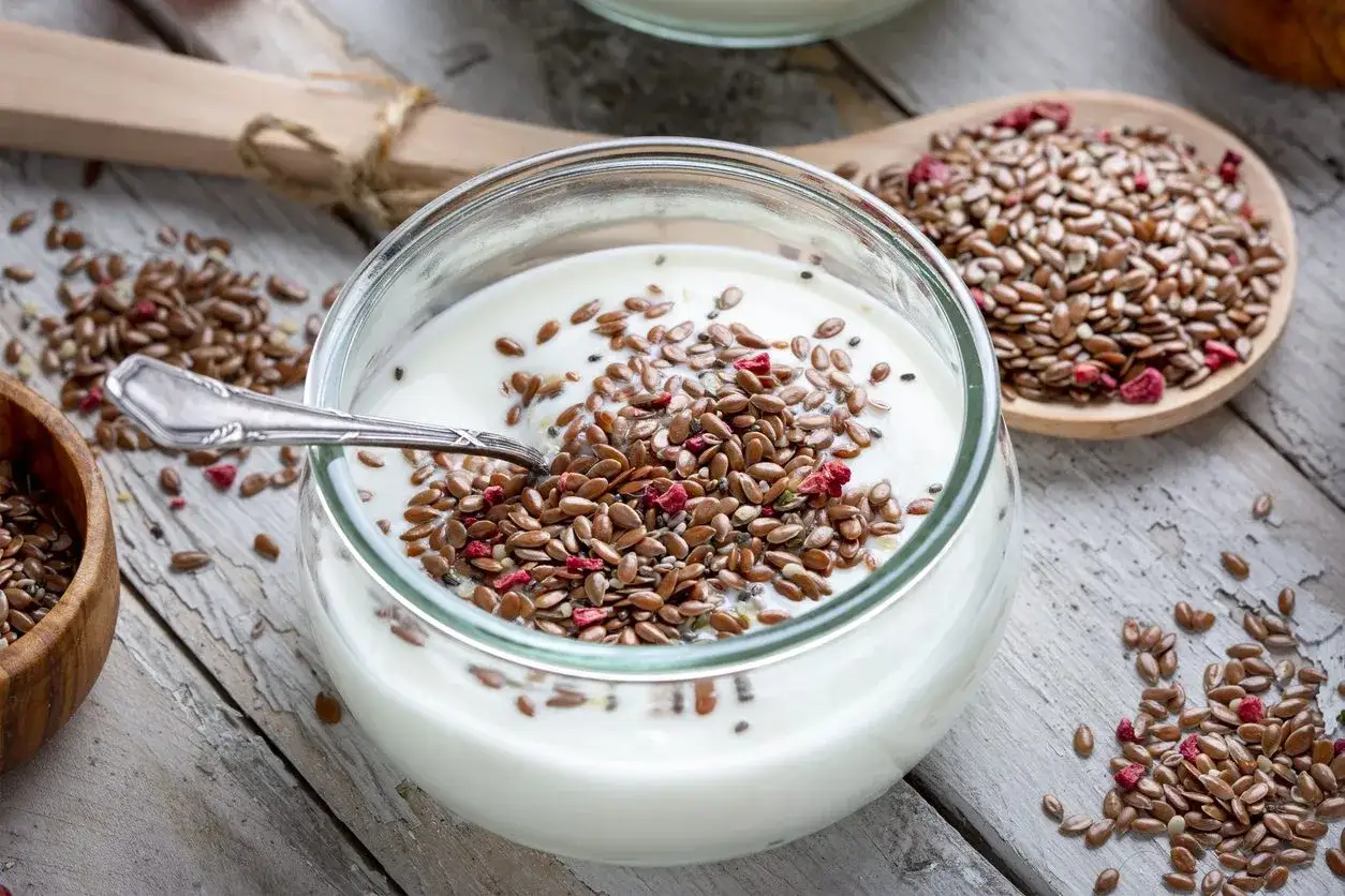 Yogurt con semi di lino e frutta disidratata, un'idea per ricette semi di lino salutari e gustose.