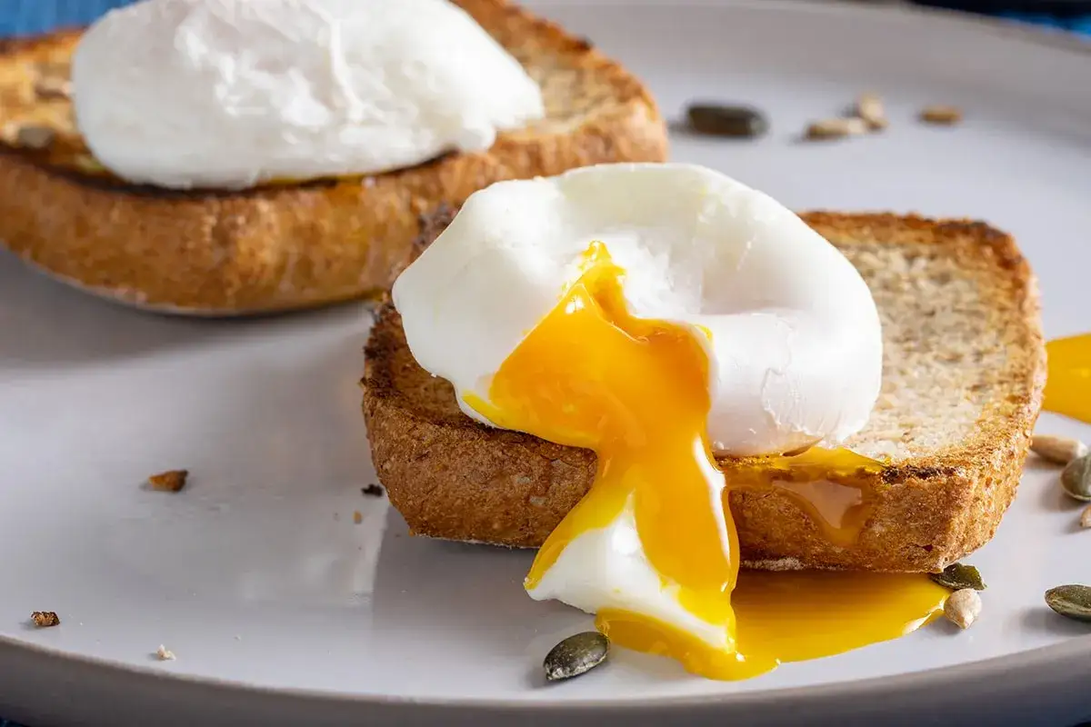 Uovo in camicia ricetta: uovo perfetto su toast, con tuorlo dorato che cola. Un'esplosione di sapore per iniziare la giornata.