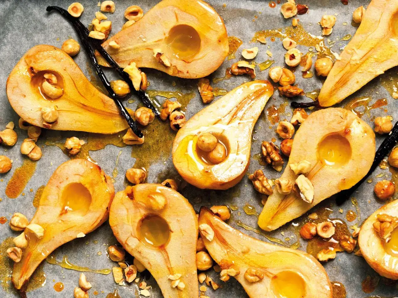Pere cotte al forno con miele, nocciole e vaniglia. Un'idea golosa per le tue ricette con le pere.