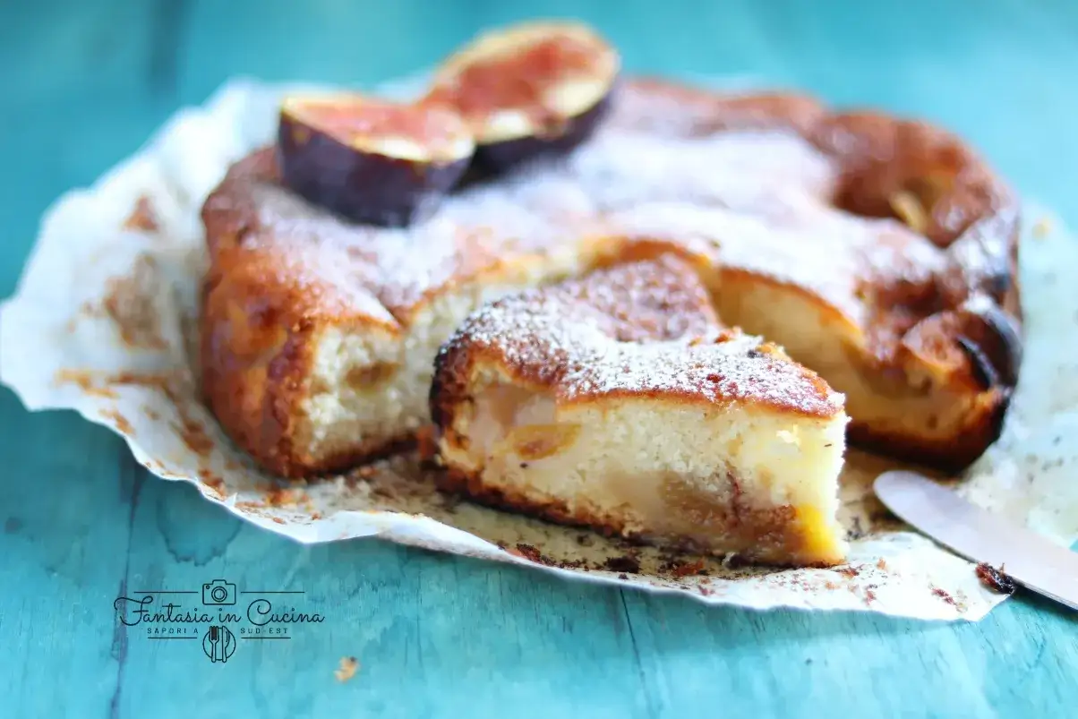 Deliziosa torta con fichi freschi e yogurt, spolverata di zucchero a velo, su carta da forno.