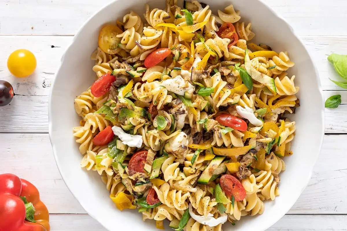 Fusilli con verdure fresche, pomodorini e mozzarella. Un piatto perfetto per l'estate, leggero e colorato.