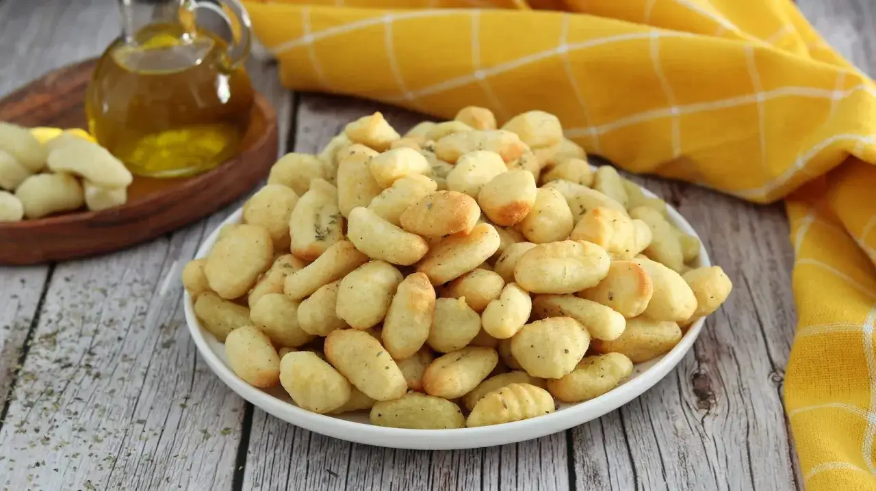 Gnocchi dorati e croccanti, preparati in friggitrice ad aria. Un contorno sfizioso e veloce, pronto da gustare.