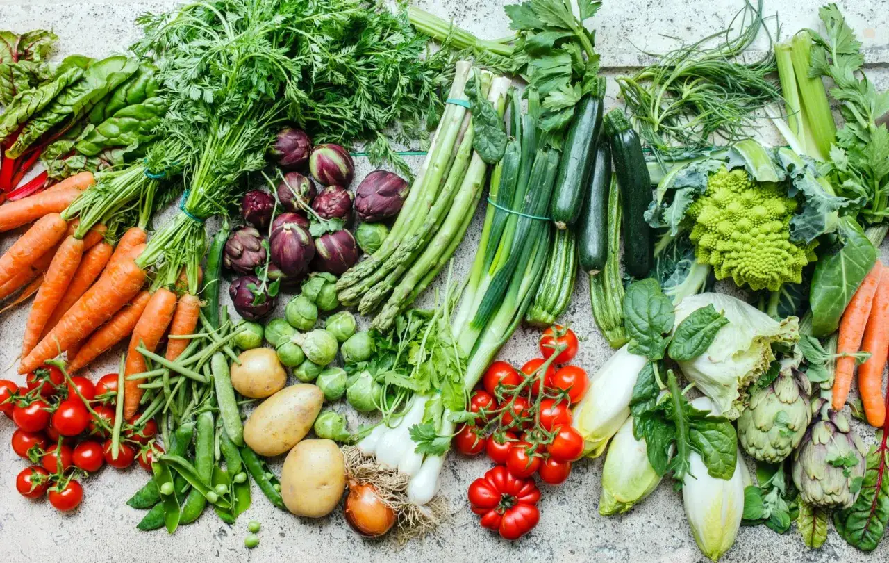 Un tripudio di verdure di stagione a marzo: carote, carciofi, asparagi, zucchine, pomodorini, cavolfiore romanesco e altro ancora.