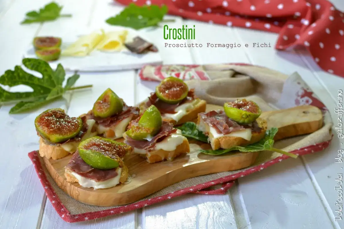Crostini con prosciutto, formaggio e fichi freschi, un perfetto esempio di fichi abbinamenti salati per un aperitivo gustoso.