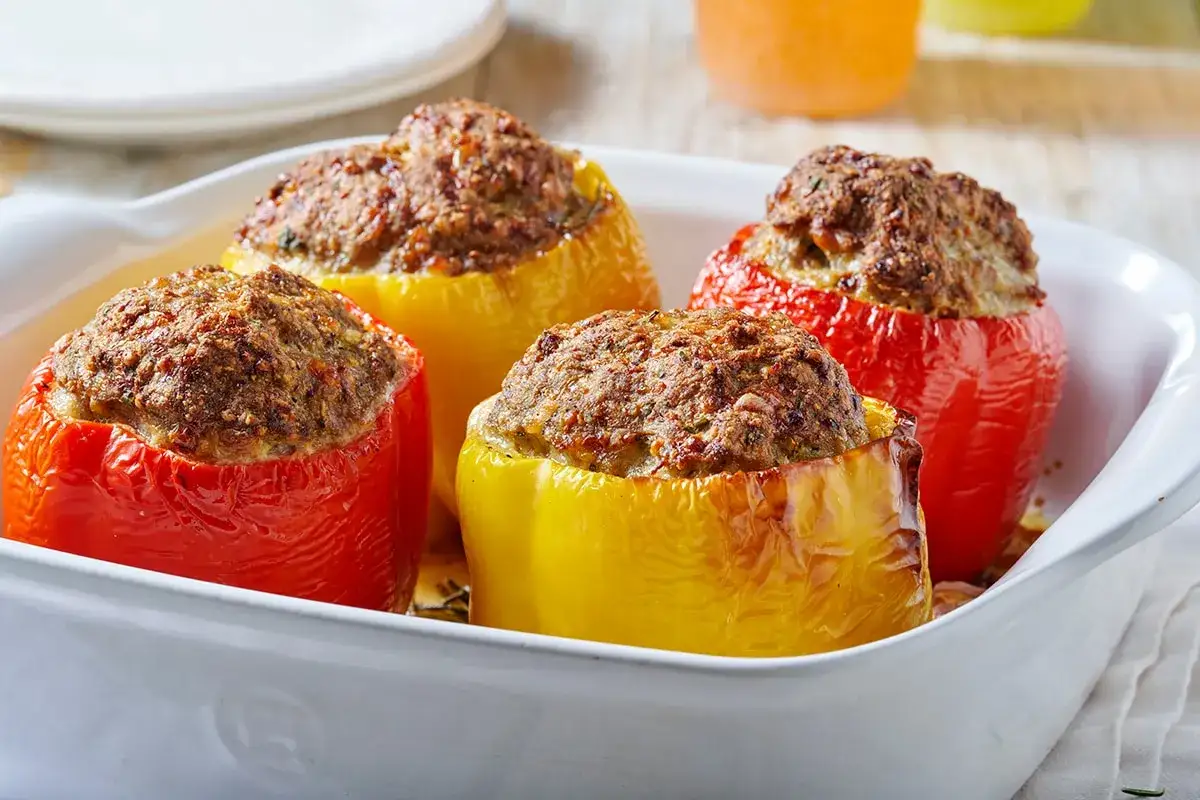 Peperoni ripieni cotti al forno, un classico delle ricette con peperoni, pronti per essere gustati.
