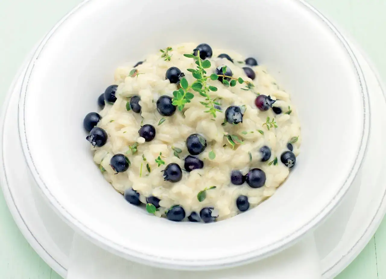 Risotto cremoso con mirtilli freschi e timo, un'idea originale per le tue mirtilli ricette salate.