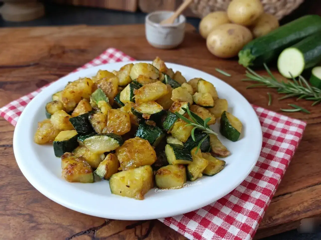 Zucchine patate e mozzarella in padella, un contorno saporito e facile da preparare.
