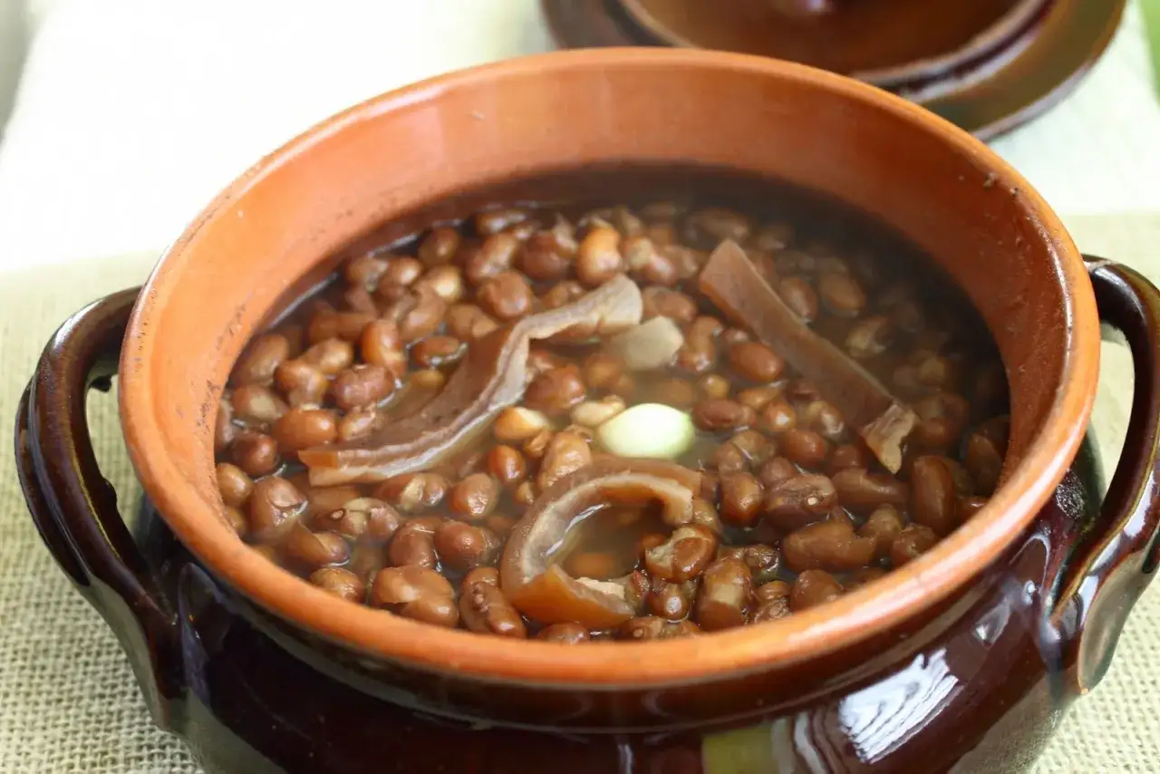 Un saporito piatto di pasta e fagioli ricetta originale, servito in una terracotta.