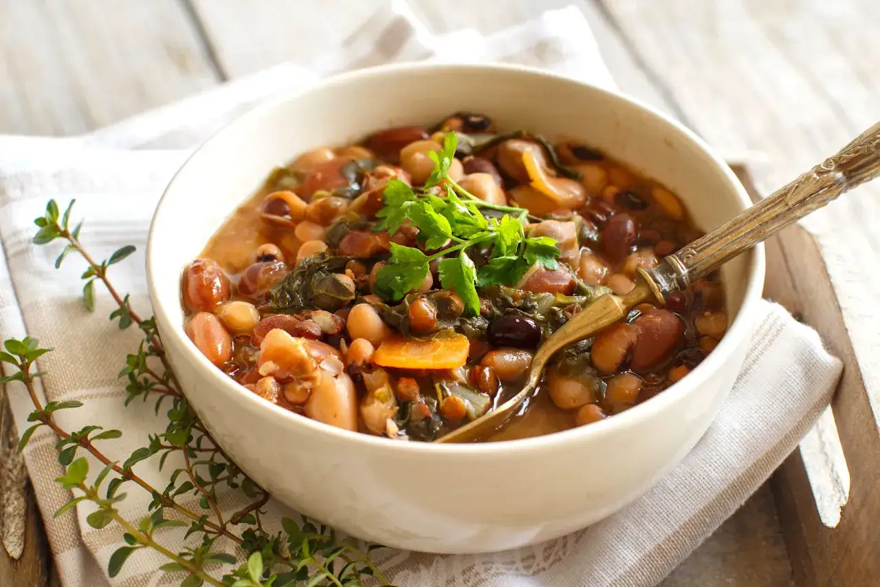 Un piatto invitante di fagioli misti, un esempio di come cucinare i fagioli secchi in modo gustoso, guarnito con prezzemolo fresco.