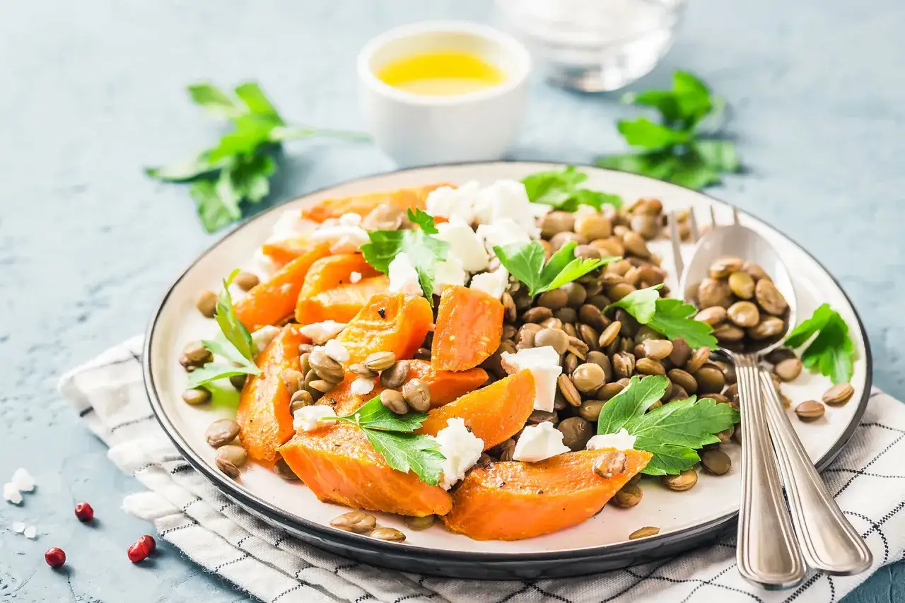 Insalata estiva con lenticchie, carote arrostite e feta. Un piatto fresco e gustoso, perfetto per le tue ricette estive.