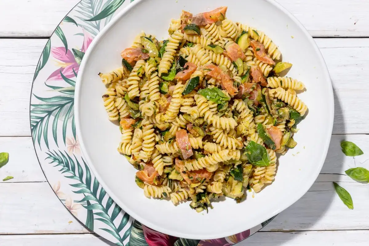 Fusilli con salmone e zucchine, un'idea fresca e gustosa per cosa mettere nella pasta fredda. Profumo di basilico e limone.