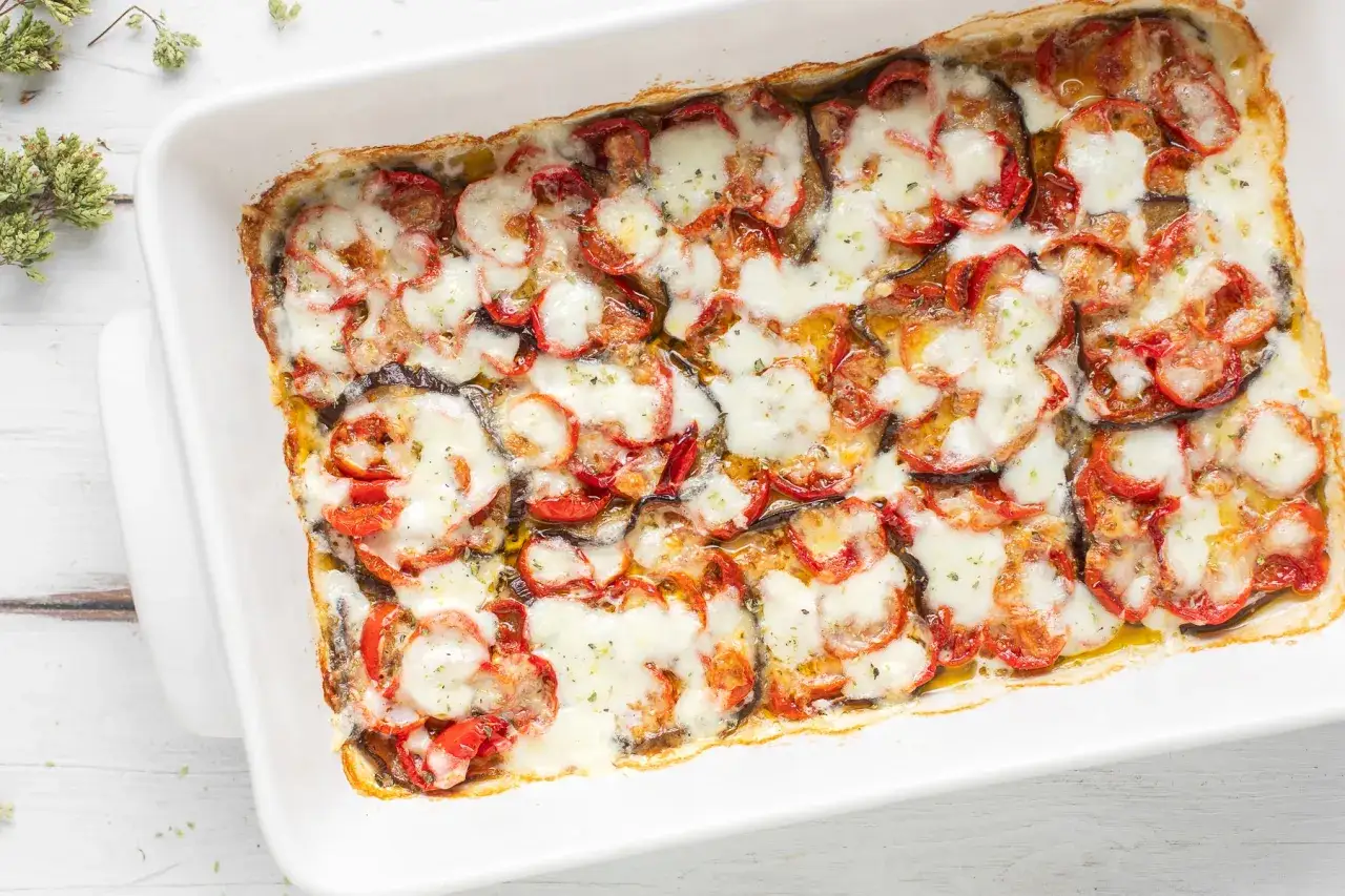 Melanzane al forno con pomodoro e mozzarella filante, un piatto perfetto per scoprire tante melanzane ricette sfiziose.