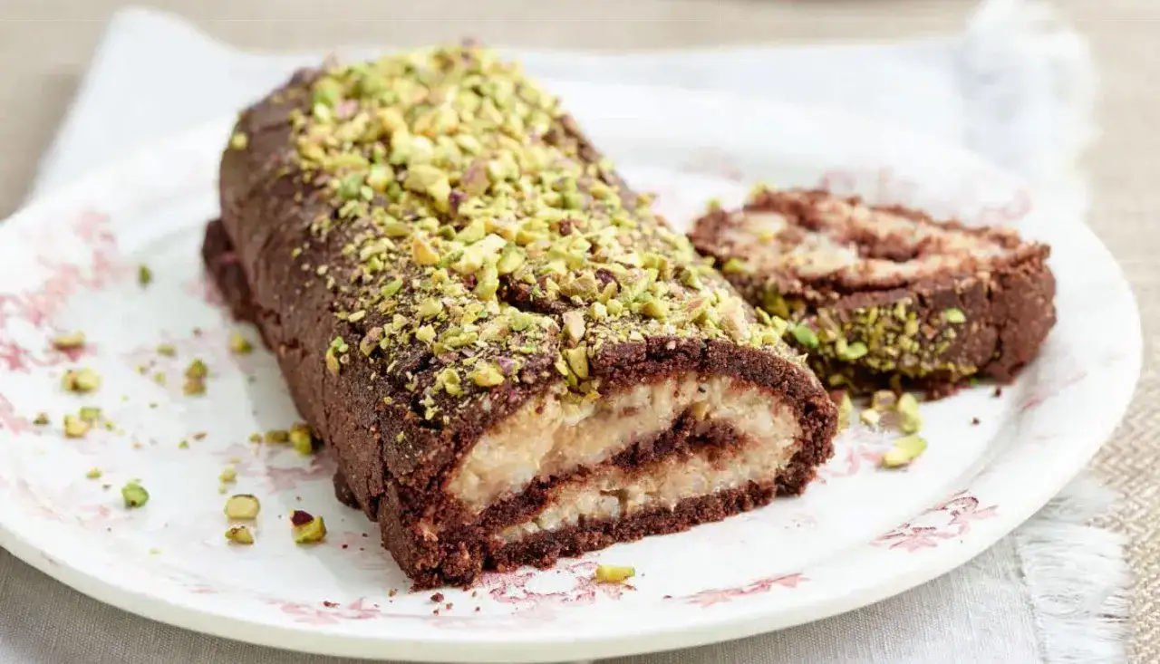 Rotolo al cioccolato e pistacchio, un'idea per farina di riso ricette veloci. Delizioso e facile da preparare.