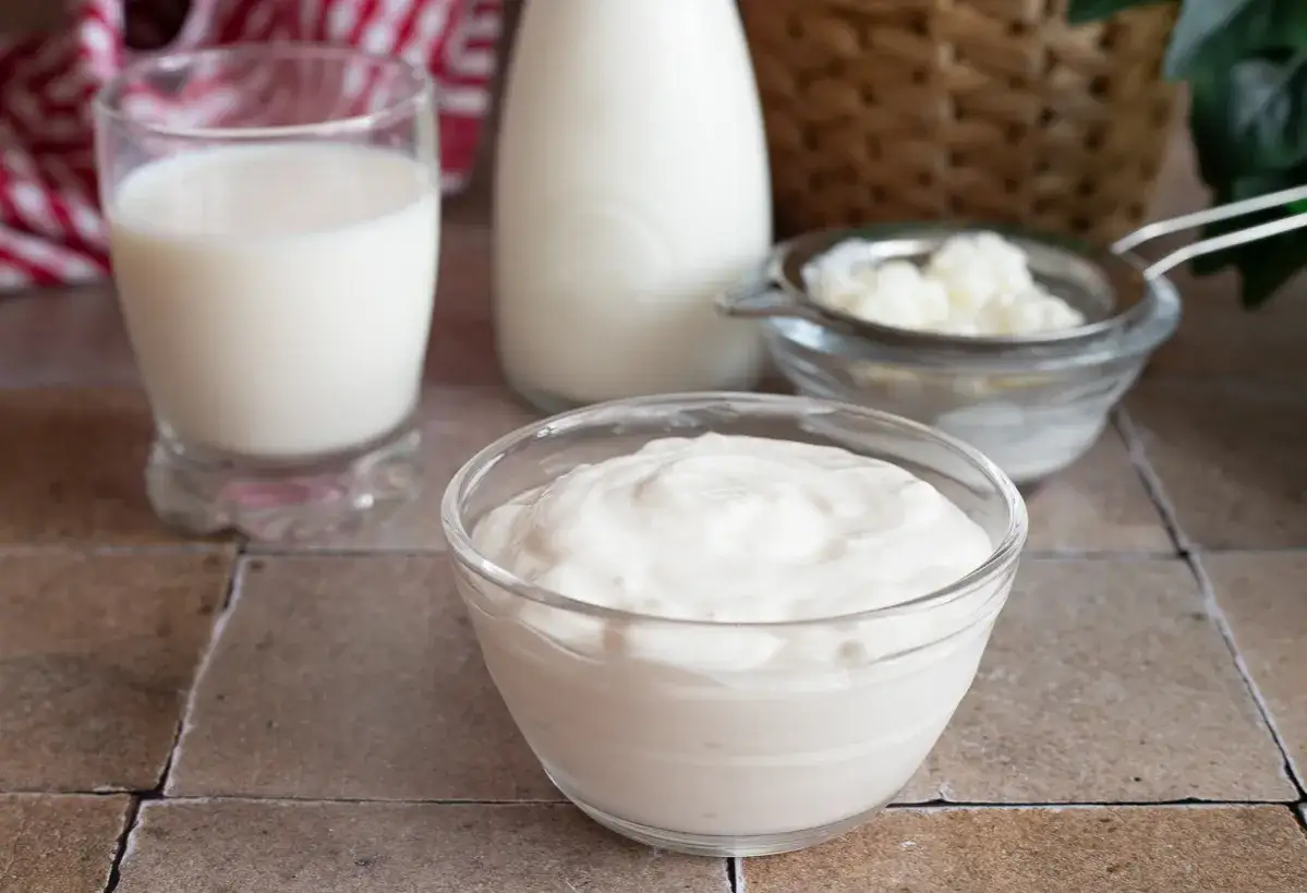 Yogurt cremoso e grani di kefir in ciotole di vetro, pronti per preparare probiotici naturali fatti in casa.