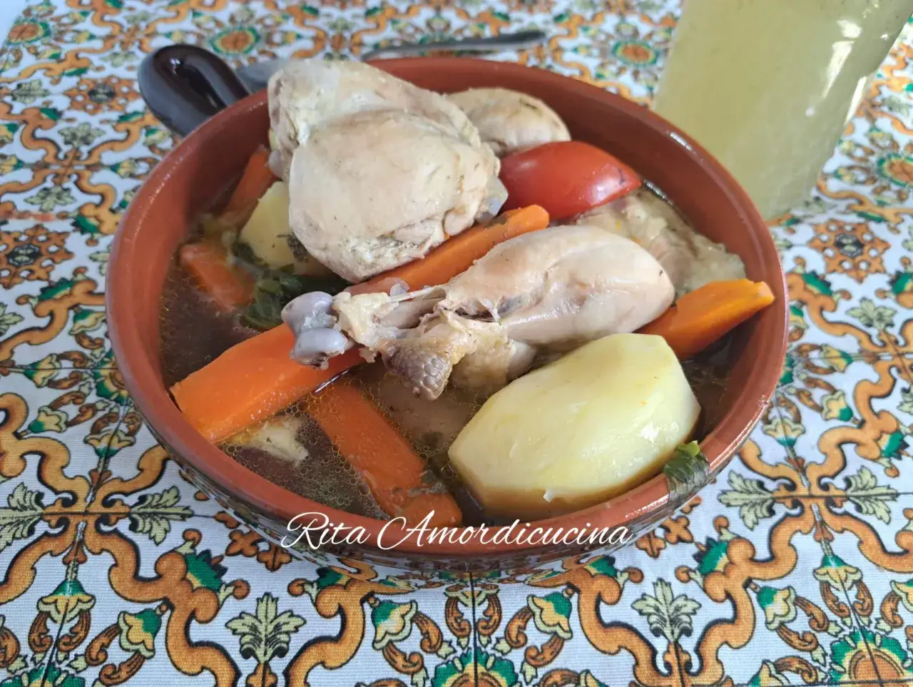 Brodo di pollo in pentola a pressione con patate e carote, un piatto confortante pronto per essere gustato.