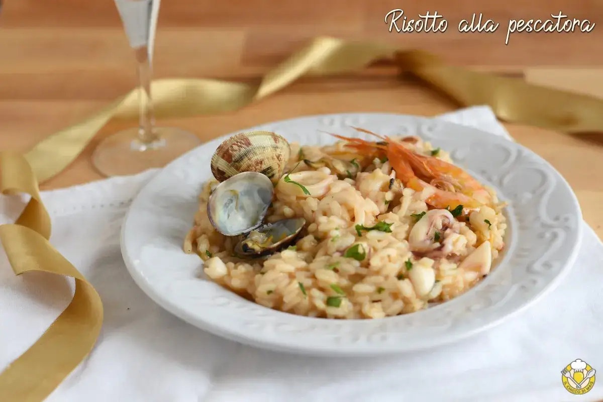 Risotto alla pescatora ricetta napoletana: un piatto ricco di frutti di mare, cozze, vongole e gamberi, pronto per essere gustato.