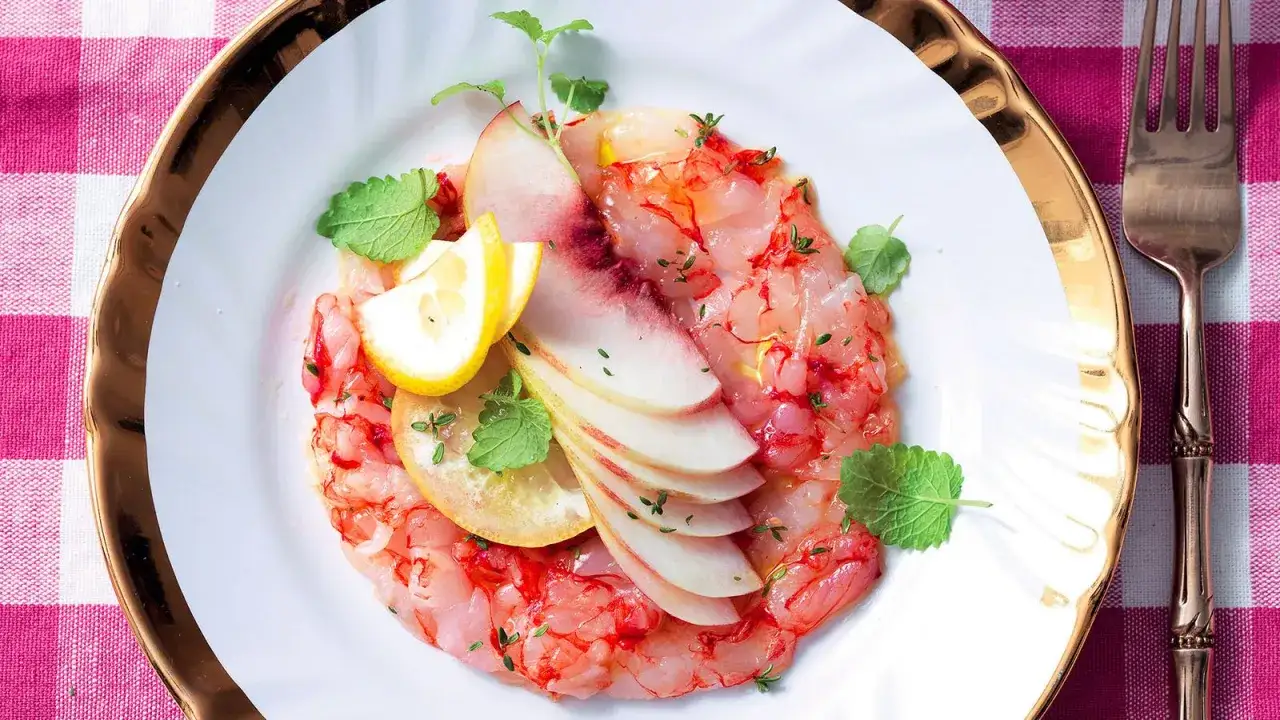 Carpaccio di gamberi con pesche mature, limone e menta. Un'idea fresca per le tue ricette con pesche mature.