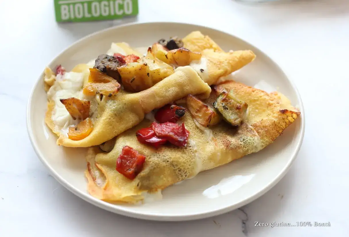 Crespelle farina di ceci ripiene di verdure arrosto e formaggio fuso, un piatto gustoso e senza glutine.