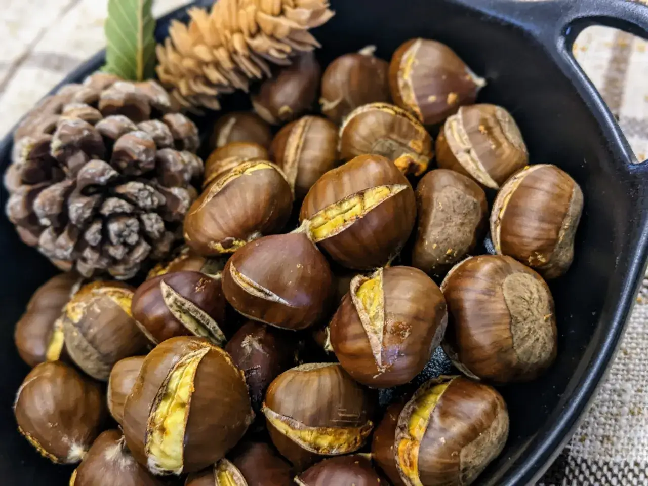 Castagne arrostite in padella, pronte per essere gustate. Scopri come cuocere le castagne congelate per un risultato perfetto.
