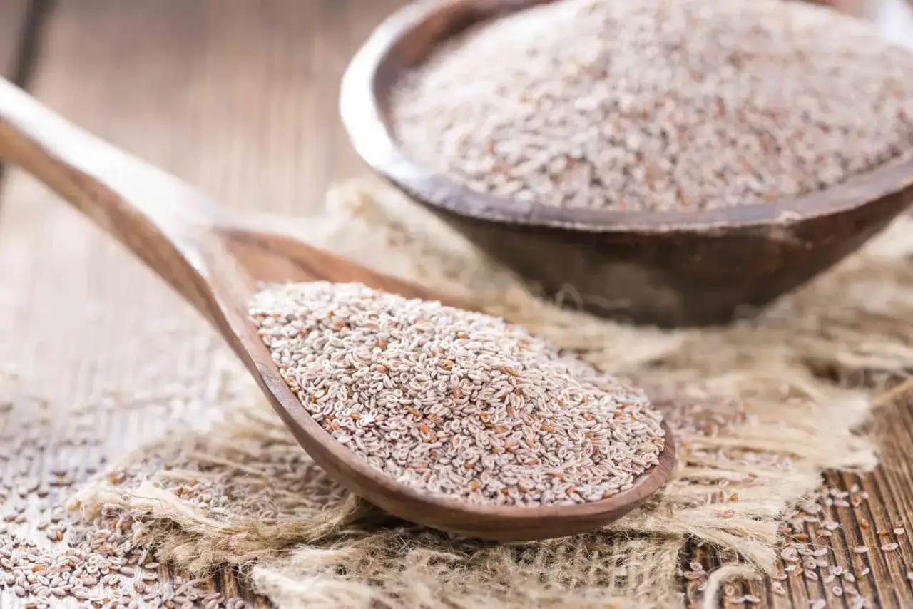 Un cucchiaio di psillio in cucina, pronto per essere usato in ricette salutari.
