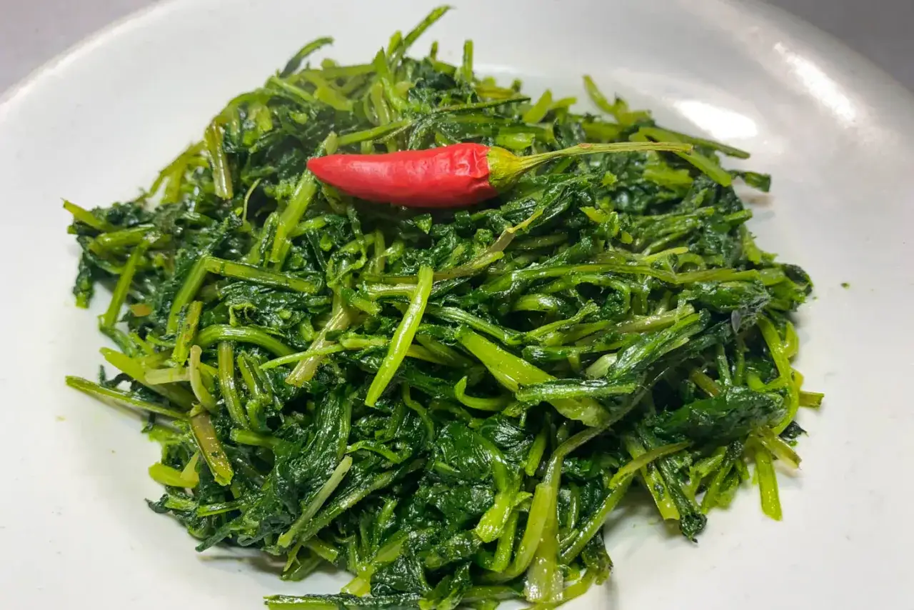 Cicoria saltata in padella con peperoncino, un modo semplice per cucinare la cicoria e gustarne il sapore amarognolo.