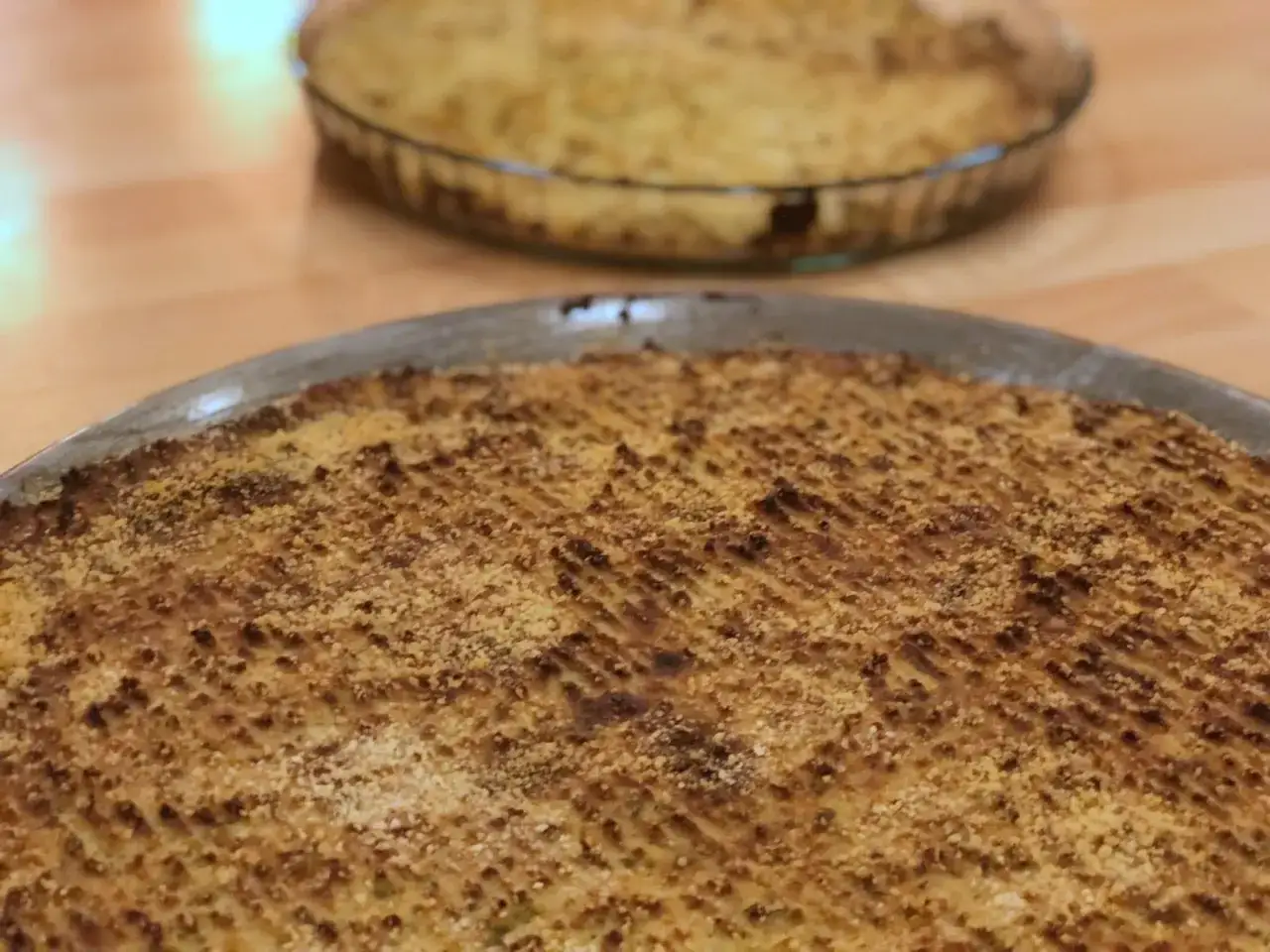 Polpettone di fagiolini dorato e croccante, appena sfornato, pronto per essere gustato.